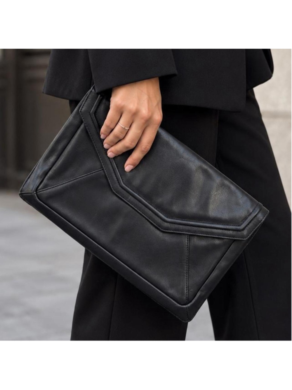 100% Genuine Leather Black Envelope Clutch Walter Baker

100% genuine leather ov